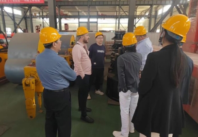 國外客戶參觀工廠并探討液壓夯HC150 HC180 并在場地觀察實際夯實效果