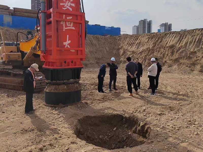 HC150千焦高速液壓夯實機(jī)在江蘇南京萬科城樓盤房建基礎(chǔ)地基夯實 HC150千焦高速液壓夯實機(jī)在江蘇南京萬科城樓盤房建基礎(chǔ)地基夯實